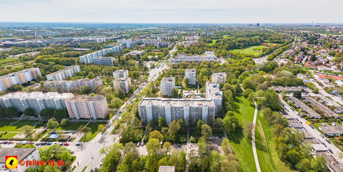 04.05.2023 - Luftbilder von der Fassadensanierung am Karl-Marx-Ring 11-21 in Neuperlach